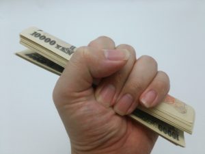 金をつかむ